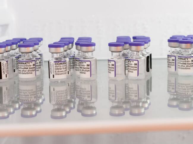 Grupo de dosis de la vacuna anticovid de BioNTech y Pfizer