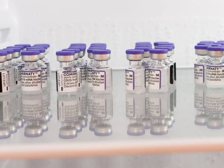 Grupo de dosis de la vacuna anticovid de BioNTech y Pfizer