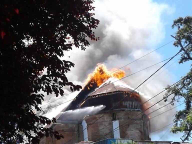 Gigantesco incendio consumió la Iglesia San Francisco de Curicó
