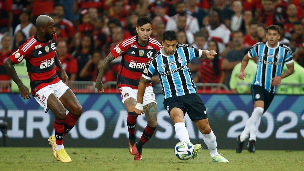 Con Pulgar y sin Vidal, Flamengo golea a Gremio en el Brasileirao