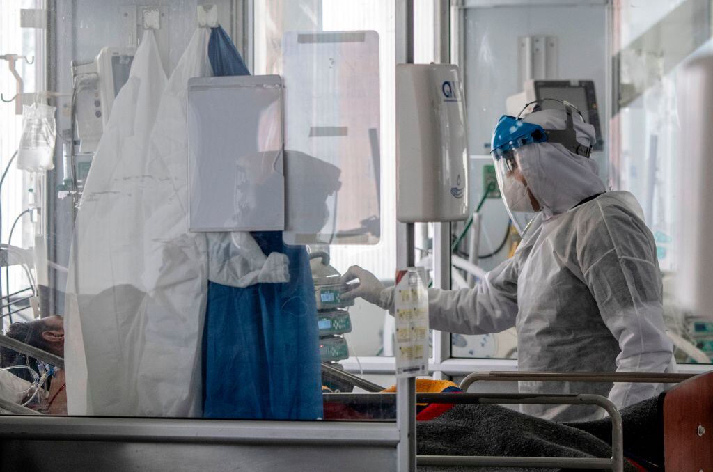 Médicos atienden a paciente con Covid-19 en Colombia