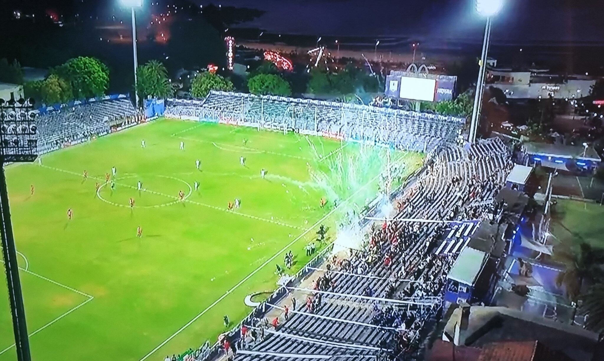 Hinchas de Colo Colo detuvieron el duelo ante Liverpool | Captura de pantalla