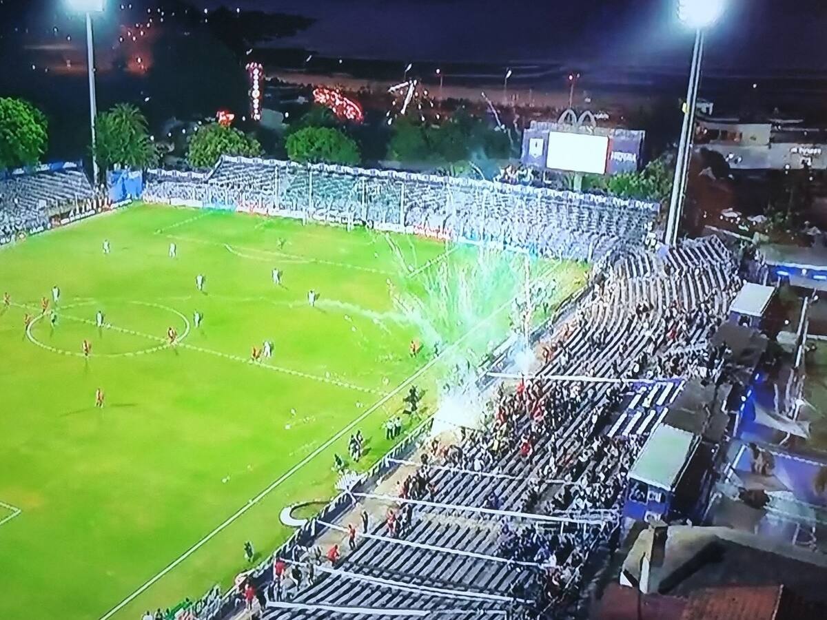 Vergüenza internacional: hinchas de Colo Colo suspendieron provisoriamente el amistoso ante Liverpool