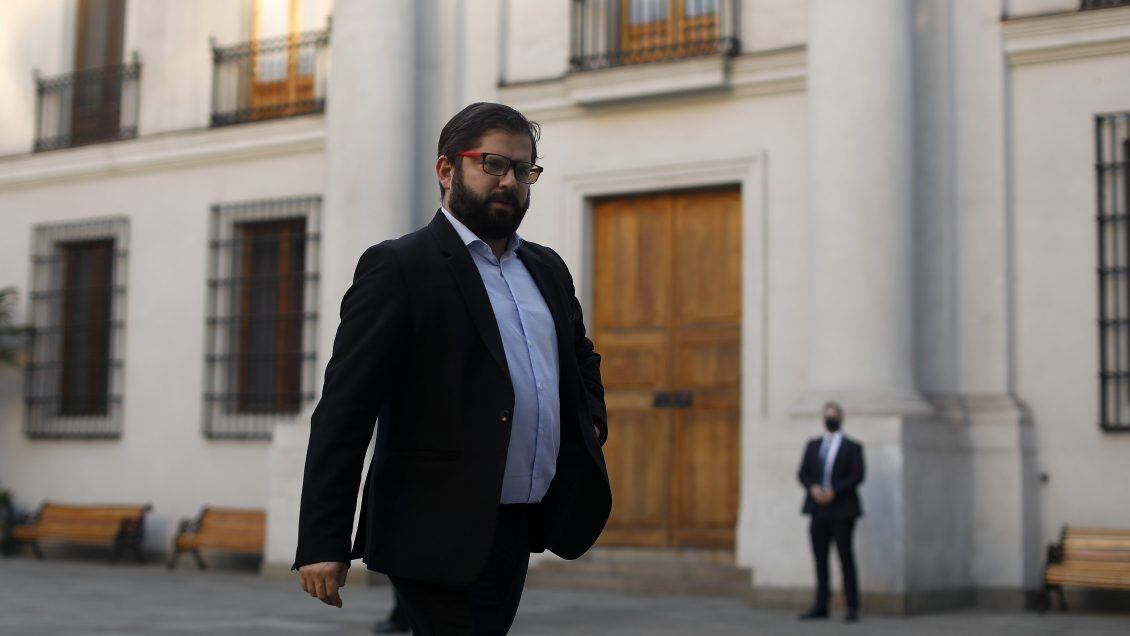 25 de Abril de 2022/SANTIAGOEl Presidente de La Republica,Gabriel Boric Font, recibe honores de la guardia del Palacio de La Moneda.
FOTO:CRISTOBAL ESCOBAR/AGENCIAUNO