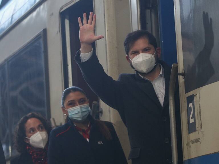 A bordo de un tren: Presidente Gabriel Boric inicia gira en tres regiones del país