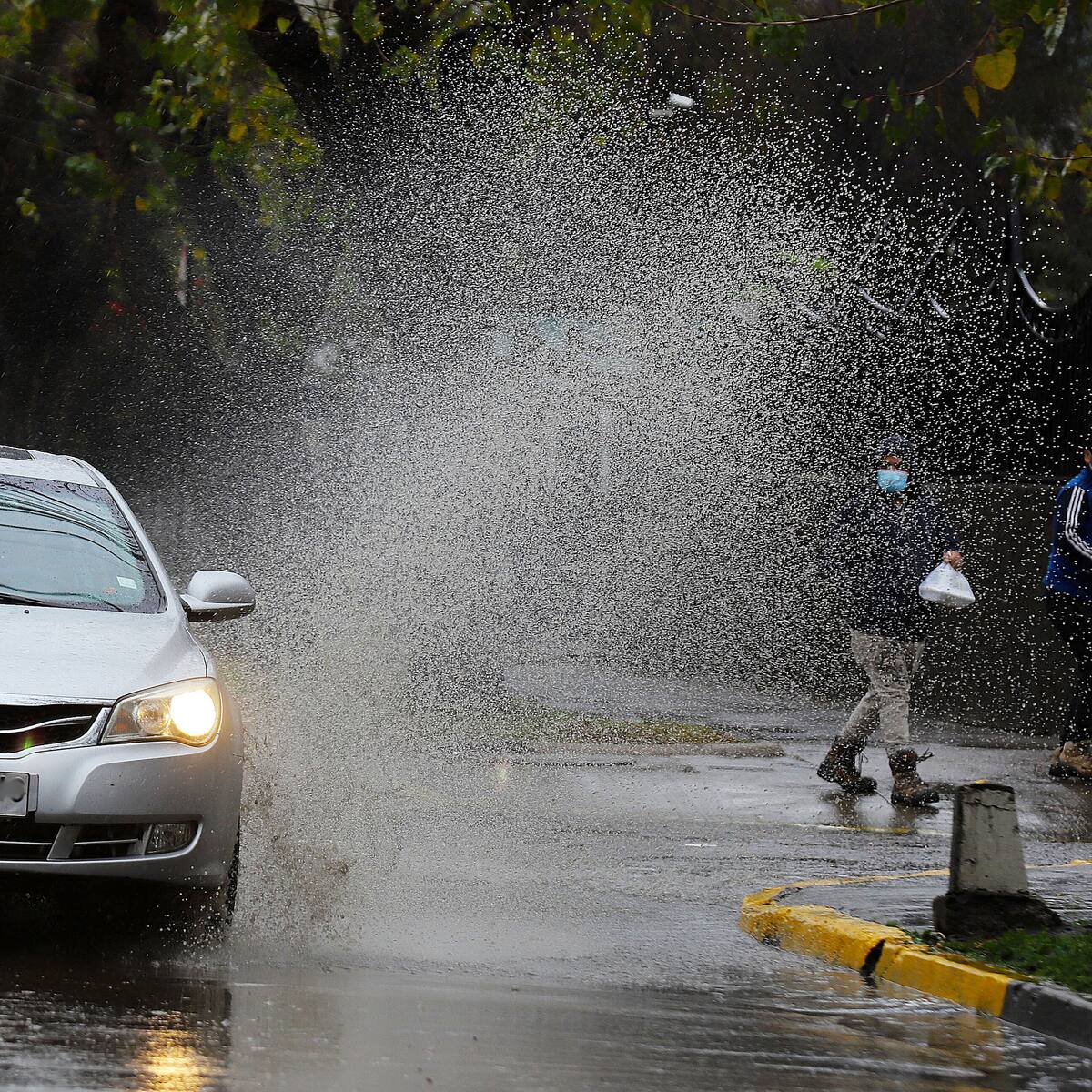 ¿Qué pasa si un auto me moja en la calle durante la lluvia? Estas son las sanciones que arriesgan los conductores en Chile