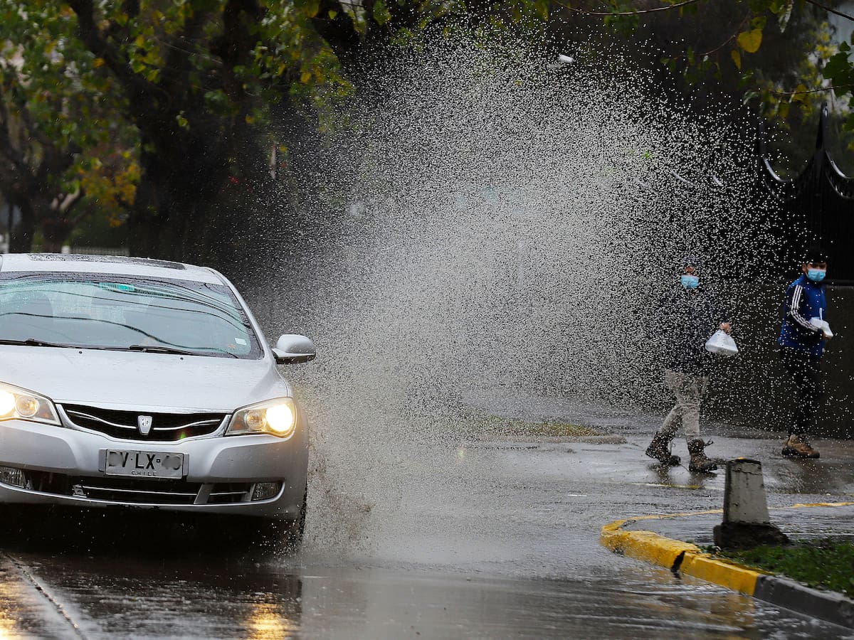 Multas por mojar a peatones: el monto que arriesgan los conductores en Chile tras las intensas lluvias