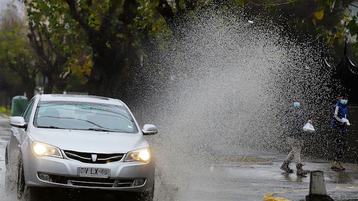 Multas por mojar a peatones: el monto que arriesgan los conductores en Chile tras las intensas lluvias
