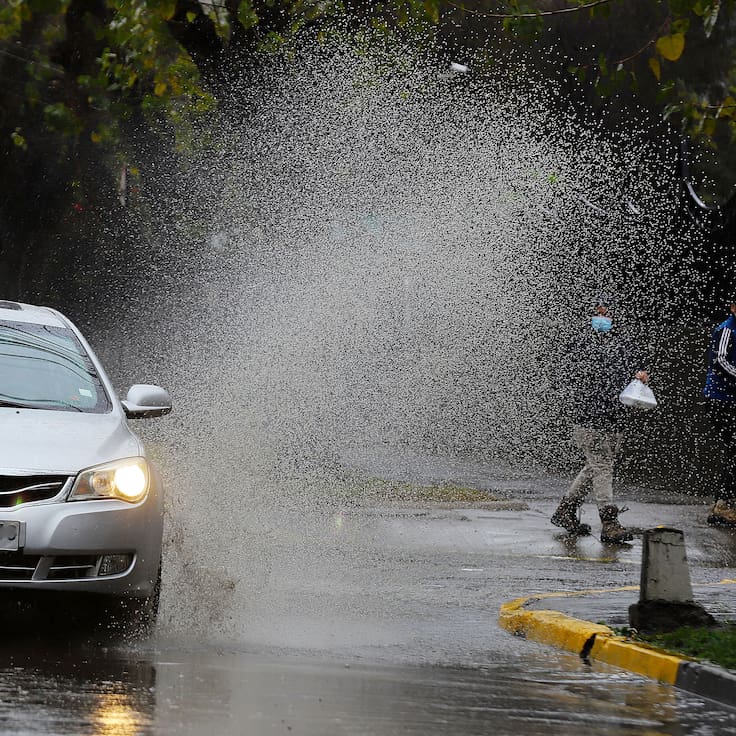 ¿Qué pasa si un auto me moja en la calle durante la lluvia? Estas son las sanciones que arriesgan los conductores en Chile