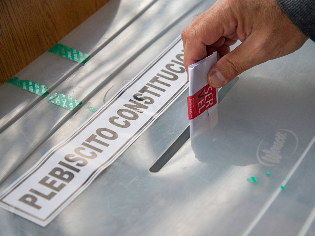 ¿Hasta qué hora puedo ir a votar hoy en las Elecciones? Estos son los horarios que debes conocer para el Plebiscito