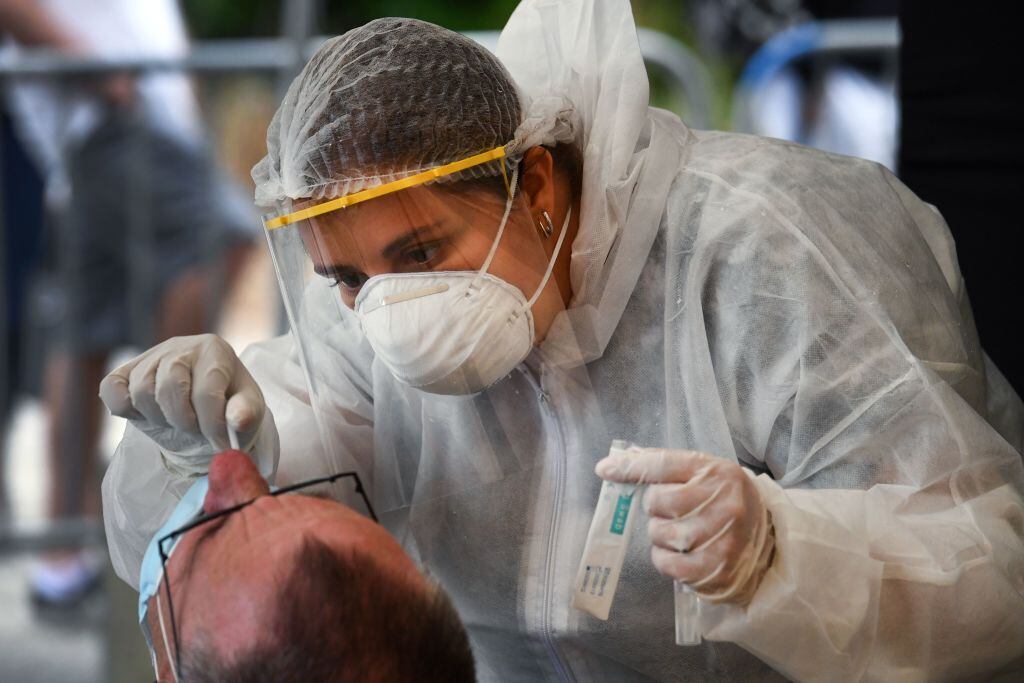 Doctora realiza un examen del Covid-19 en Quiberon
