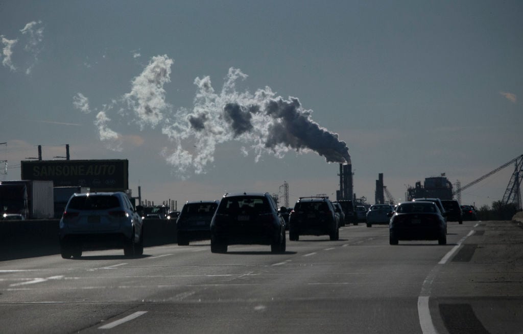 Una fábrica emite gases en la ciudad de Nueva Jersey