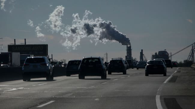 Una fábrica emite gases en la ciudad de Nueva Jersey