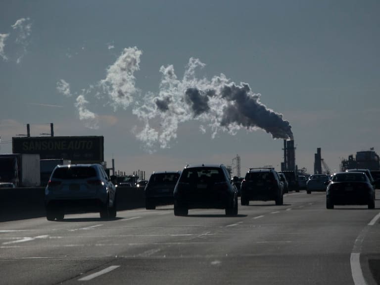 Una fábrica emite gases en  la ciudad de Nueva Jersey
