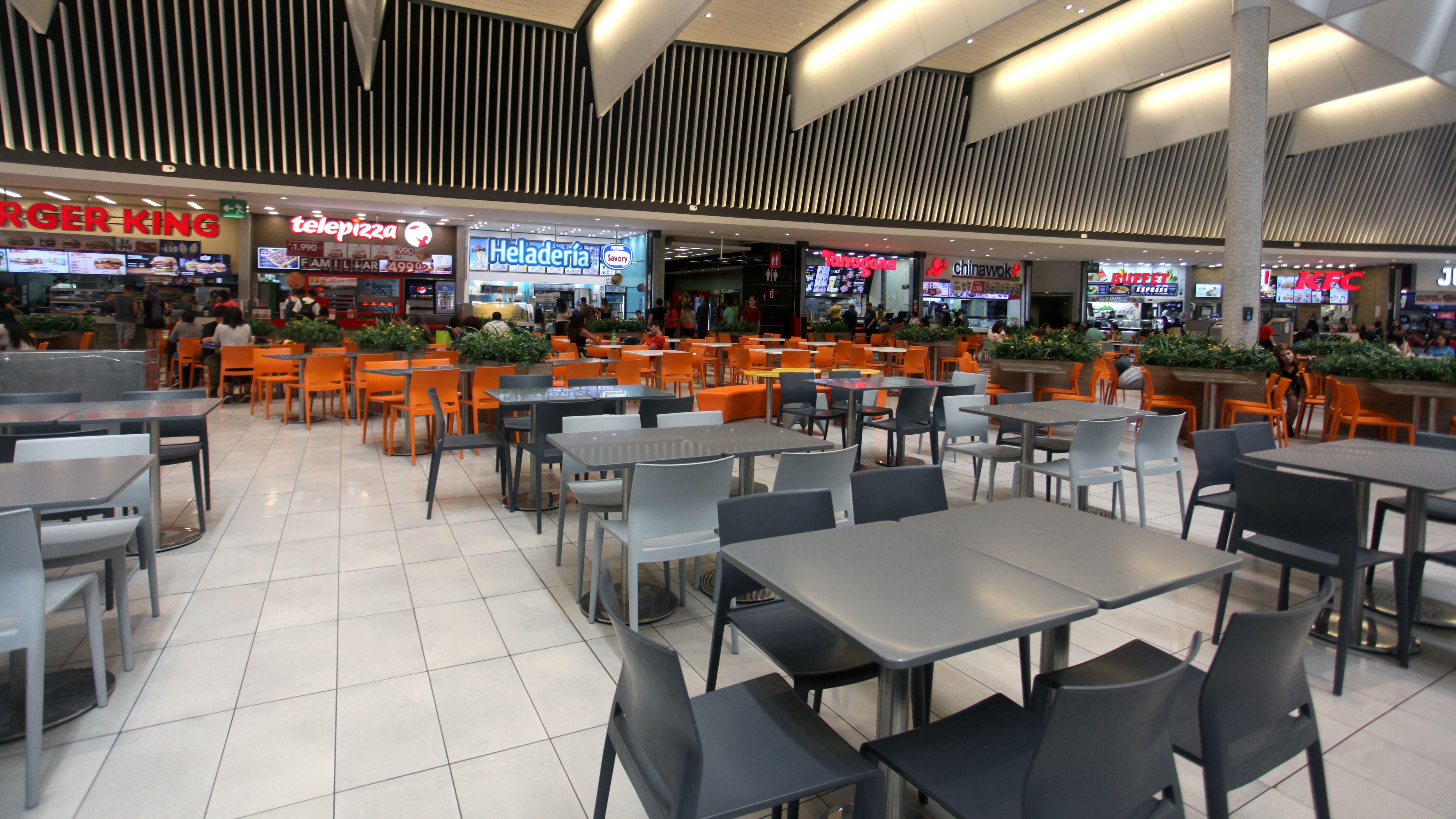 16 de Marzo 2020/ SANTIAGO
Patio de comida del centro comercial, tras la baja afluencia de personas que hubo en el Mall Plaza Vespucio de La Florida.
FOTO: AILEN DÕAZ/AGENCIAUNO