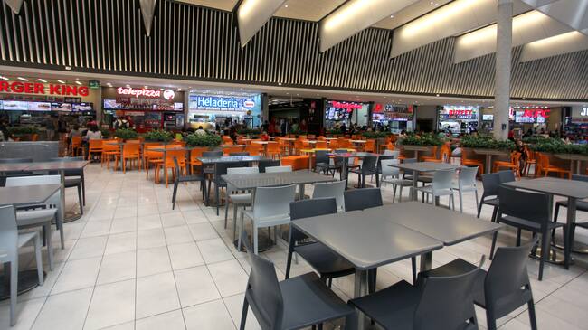 16 de Marzo 2020/ SANTIAGO
Patio de comida del centro comercial, tras la baja afluencia de personas que hubo en el Mall Plaza Vespucio de La Florida.
FOTO: AILEN DÕAZ/AGENCIAUNO