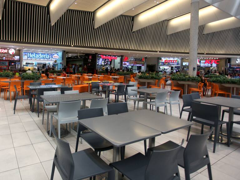 16 de Marzo 2020/ SANTIAGO
Patio de comida del centro comercial, tras la baja afluencia de personas que hubo en el Mall Plaza Vespucio de La Florida.

FOTO: AILEN DÕAZ/AGENCIAUNO