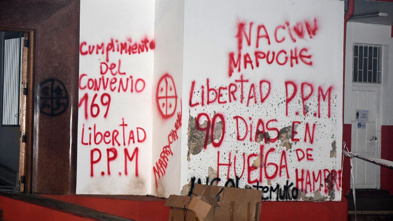 02 DE AGOSTO DE 2020/ TEMUCOBomberos de Traiguen en la municipalidad después del desalojo de las comunidades mapuche que permanecían en toma al interior del recinto hace 5 días. El edificio resultó con cerca de un 90% de daños debido a un incendio que se produjo por barricadas en la entrada.
FOTO: MARCO MALDONADO /AGENCIAUNO
