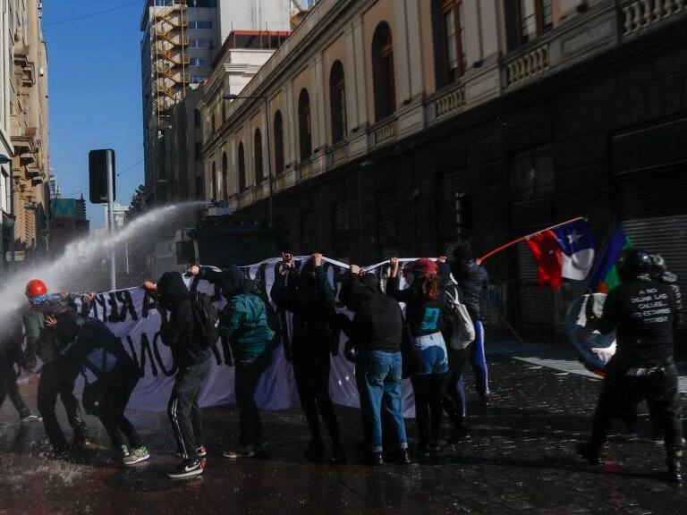 04 de Julio de 2021/SANTIAG0Con ocasión del inicio de la Convención Constitucional, la Lista del Pueblo junto a sus convencionales electos realiza en Plaza Dignidad un acto de homenaje “a todos los que murieron, sufrieron mutilaciones y a quienes viven el tormento de la injusta prisión política”. Posteriormente, a las 09:10, marchan hasta el ex Congreso.
Recorrido: Plaza Baquedano, desde explanada Teatro Universidad de Chile, Alameda, Paseo Ahumada, Plaza de Armas, Congreso Sede Santiago. A la llegada las organizaciones rodearán el edificio
FOTO:AGENCIA UNO