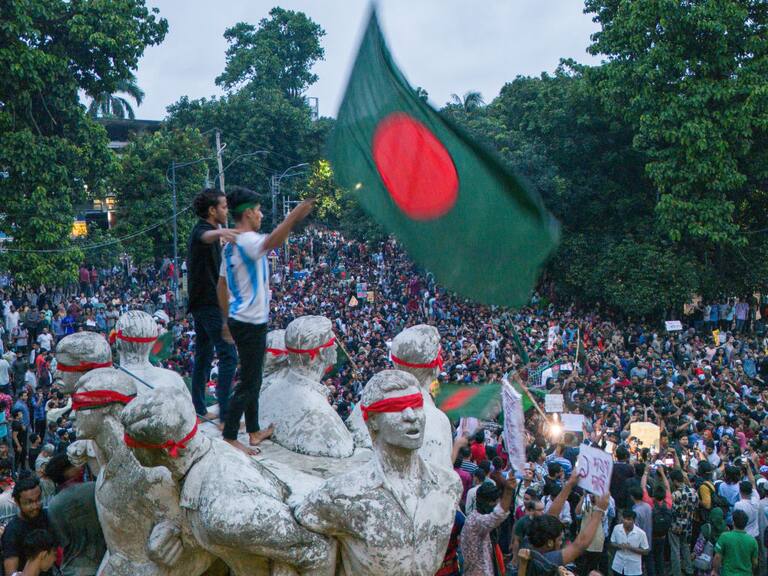 En la ciudad de Daca en Bangladesh las organizaciones estudiantiles desarrollan una masiva protesta en contra del régimen de Sheikh Hasina.