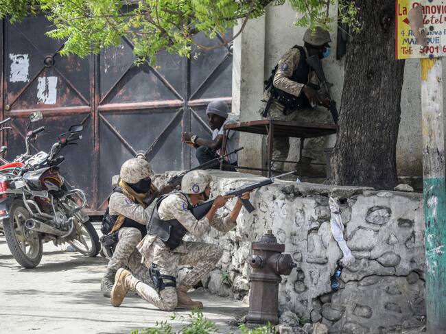 Policías defienden una comisaría tras el magnicidio en Puerto Príncipe