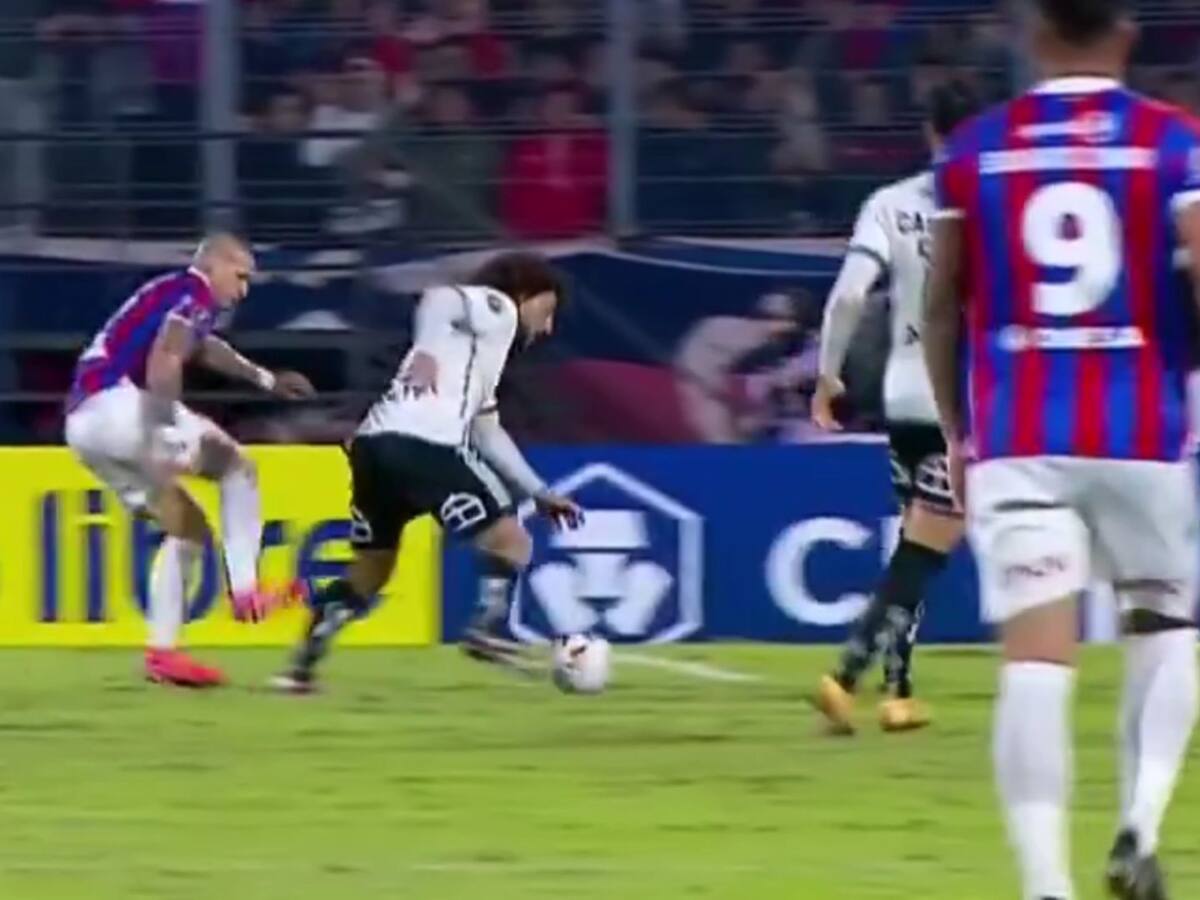 El temerario planchazo que recibió Maximiliano Falcón en el final del empate entre Colo Colo y Cerro Porteño