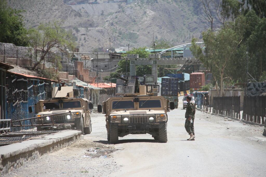 Militares afganos resguardan un sector de la provincia de Kandahar