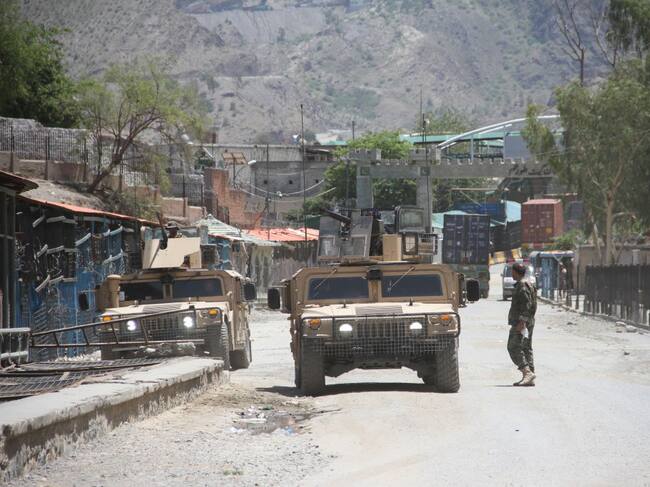 Militares afganos resguardan un sector de la provincia de Kandahar