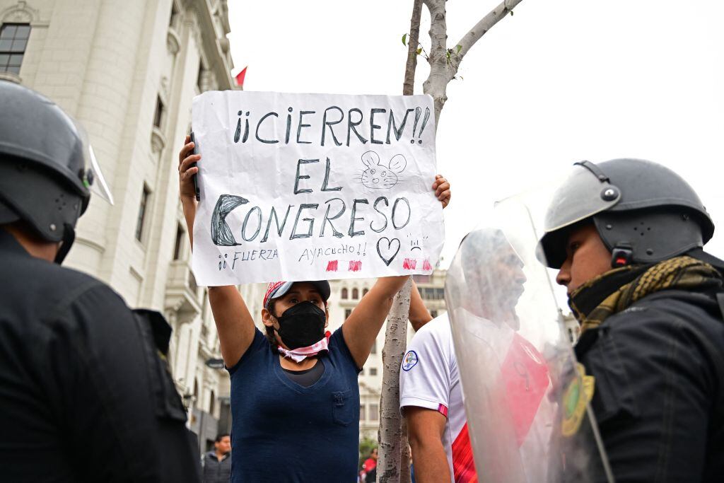Manifestantes piden el cierre del congreso y elecciones en Lima de Perú