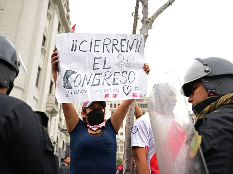 Manifestantes piden el cierre del congreso y elecciones en Lima de Perú
