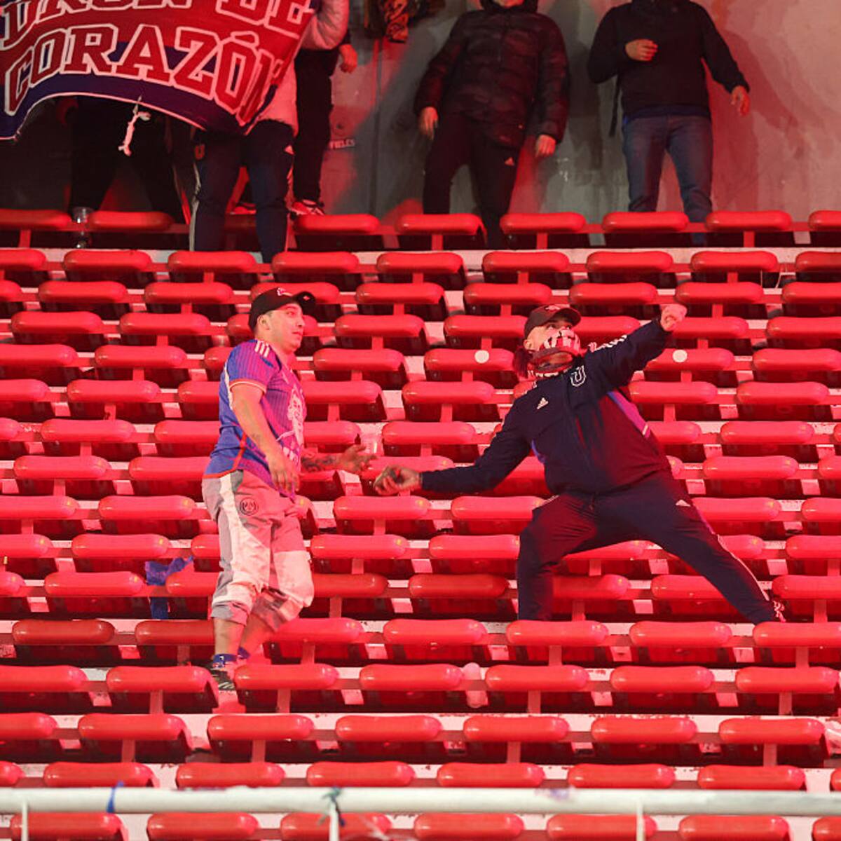 “Vergonzoso”: así relató la prensa argentina los graves incidentes entre hinchas de la U e Independiente