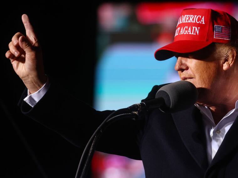 El republicano Donald Trump habla en un acto de campaña en Arizona