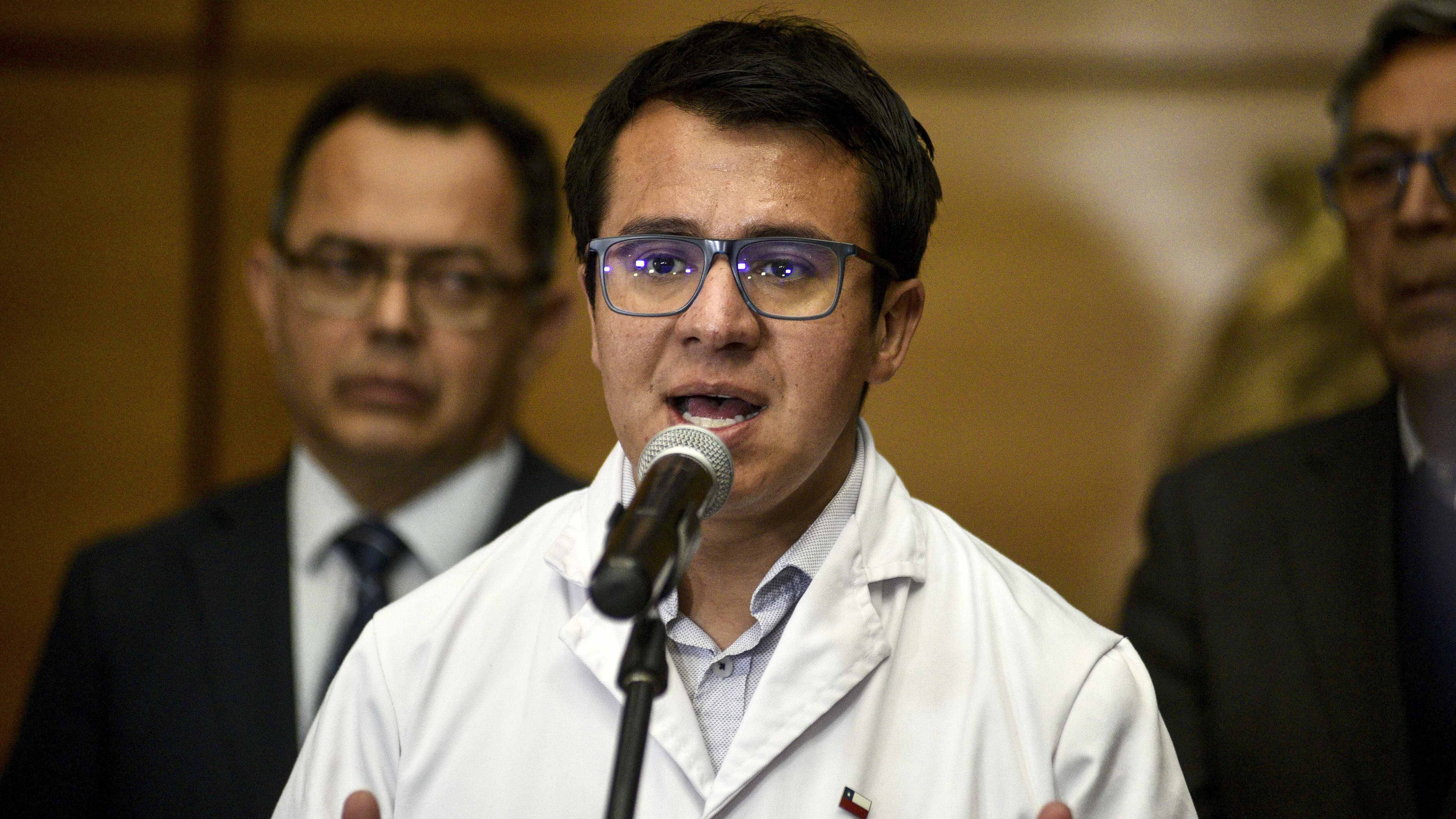 19 DE MARZO DE 2020/VIÑA DEL MARSeremi de Salud Francisco Alvarez habla en punto de prensa luego de la redurante revisión de dependencias de Hotel O'higgins para ver la factibilidad de habilitarlo como centro de atención temporal para pacientes confirmados con Covid-19 ante emergencia sanitaria.
FOTO: MIGUEL MOYA/AGENCIAUNO