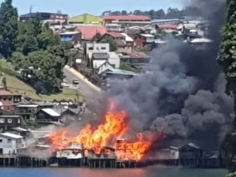 Voraz incendio consumió al menos seis palafitos en Chiloé