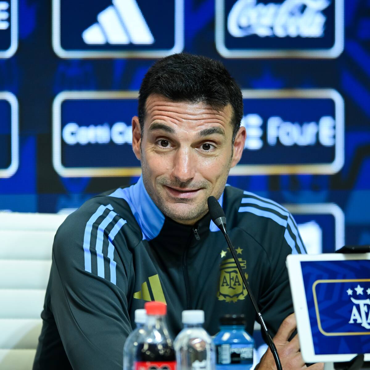 Lionel Scaloni pone en duda la titularidad de Messi ante La Roja y responde al optimismo de Arturo Vidal