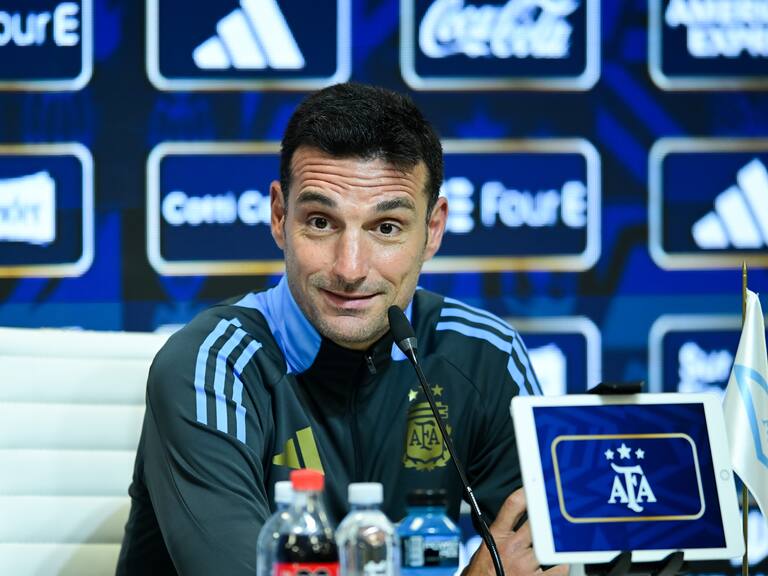 Lionel Scaloni pone en duda la titularidad de Messi ante La Roja y responde al optimismo de Arturo Vidal