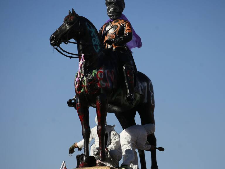 Detenido por daños a monumento de Baquedano
