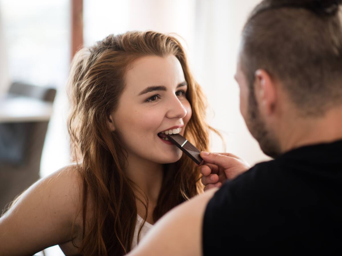Explora los sentidos en pareja: así puedes convertir una caja de chocolates en una verdadera experiencia sensorial