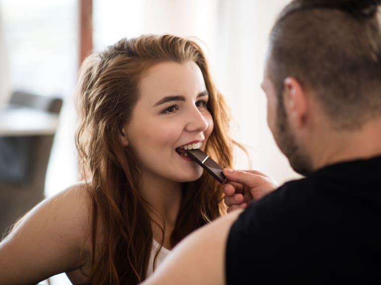 Explora los sentidos en pareja: así puedes convertir una caja de chocolates en una verdadera experiencia sensorial