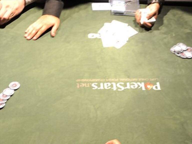 Jugador de póker ganó más de 150 millones de pesos gracias a una escala real