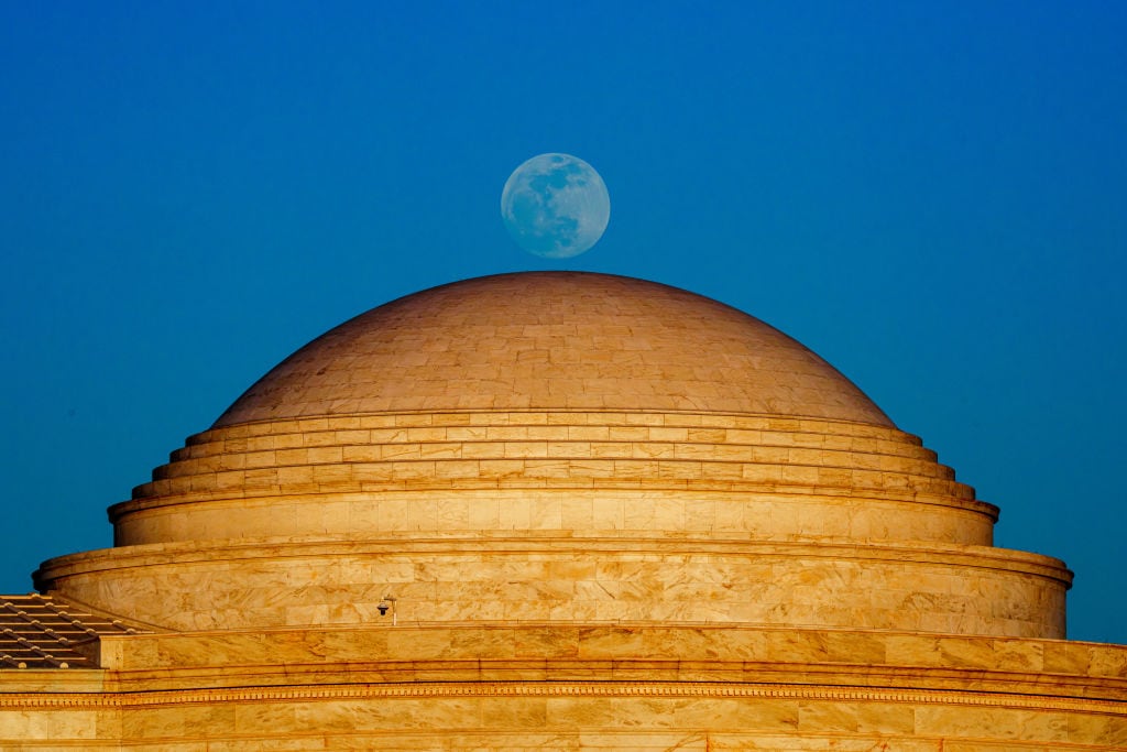 Getty Images | El fenómeno "Luna Rosa" en el Monumento a Jefferson en Washington D.C., Estados Unidos