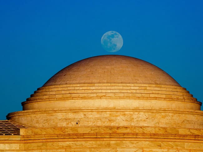 Getty Images | El fenómeno "Luna Rosa" en el Monumento a Jefferson en Washington D.C., Estados Unidos