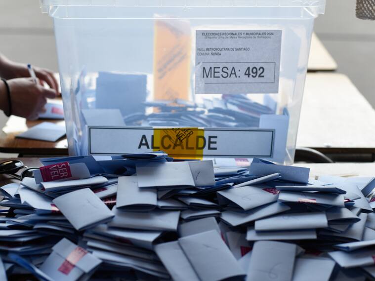 27 DE OCTUBRE DEL 2024 / SANTIAGO
CONTEO DE VOTOS.
HERNÁN URTUBIA / AGENCIAUNO