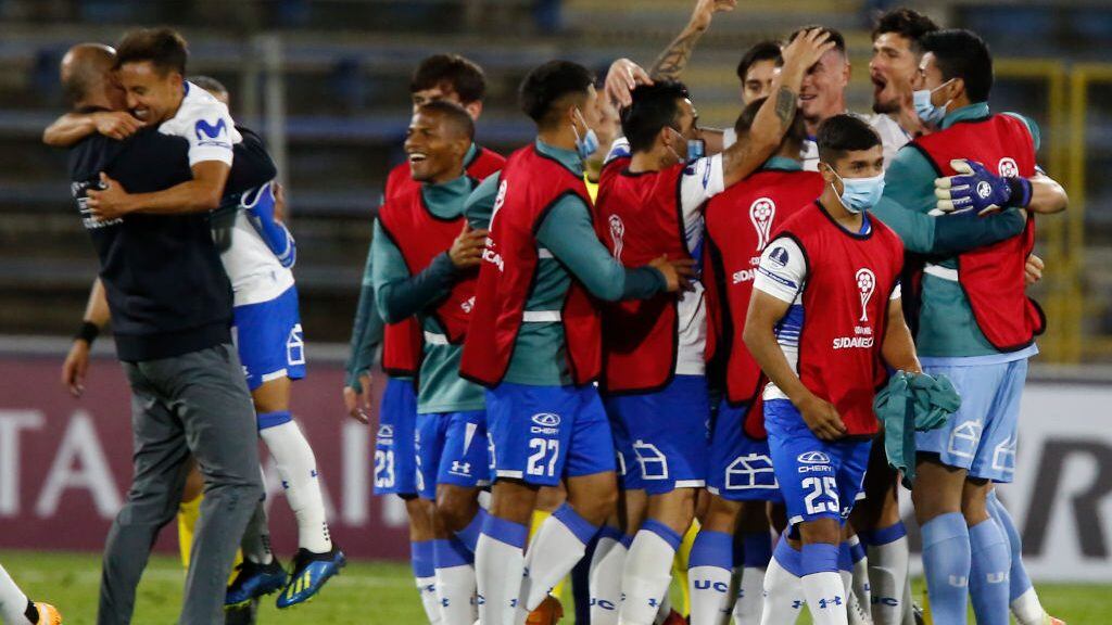 Chile's Universidad Catolica team players celebrate after defeating Paraguay's Sol de America 2-1 and qualifying for the round of sixteen during their closed-door Copa Sudamericana second round football match at the San Carlos de Apoquindo stadium in Santiago, on November 5, 2020, amid the COVID-19 novel coronavirus pandemic. (Photo by Marcelo HERNANDEZ / POOL / AFP) (Photo by MARCELO HERNANDEZ/POOL/AFP via Getty Images)