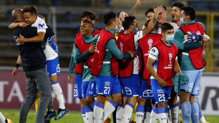 Chile's Universidad Catolica team players celebrate after defeating Paraguay's Sol de America 2-1 and qualifying for the round of sixteen during their closed-door Copa Sudamericana second round football match at the San Carlos de Apoquindo stadium in Santiago, on November 5, 2020, amid the COVID-19 novel coronavirus pandemic. (Photo by Marcelo HERNANDEZ / POOL / AFP) (Photo by MARCELO HERNANDEZ/POOL/AFP via Getty Images)