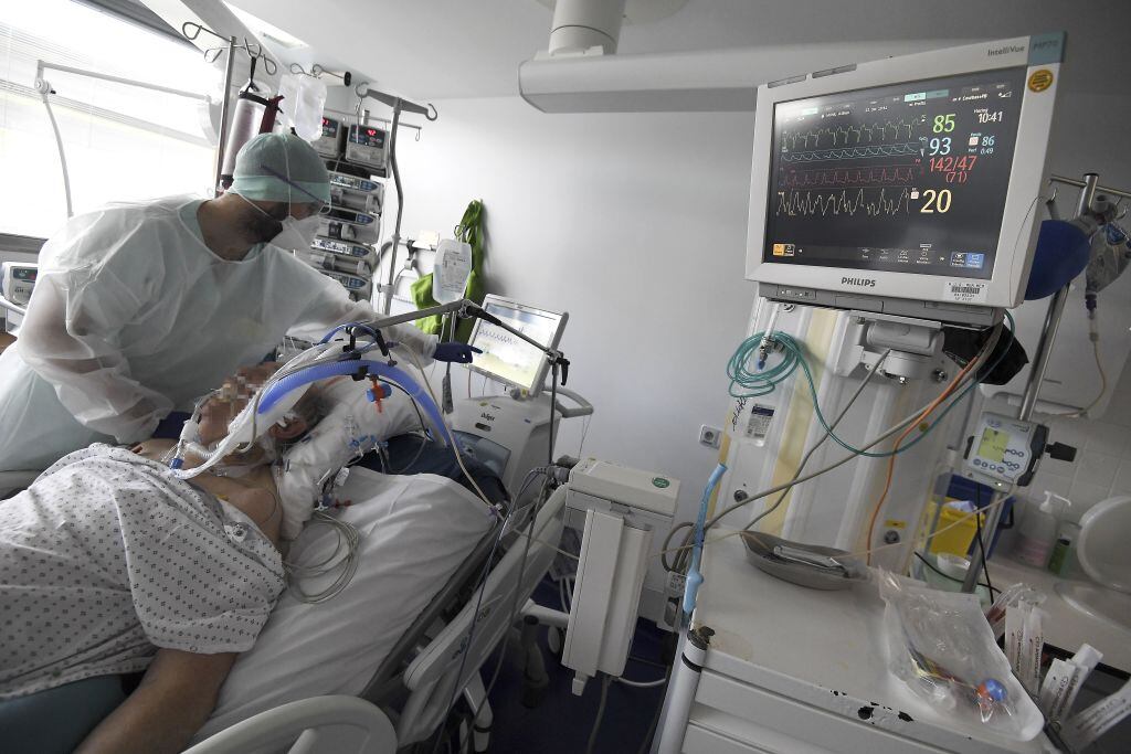 Trabajadores de la salud cuidan a paciente del Covid-19 en Francia
