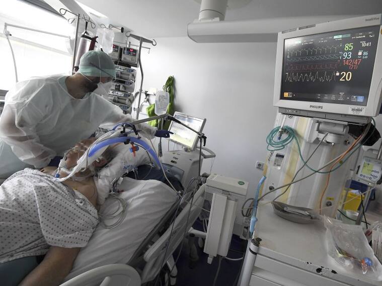 Trabajadores de la salud cuidan a paciente del Covid-19 en Francia