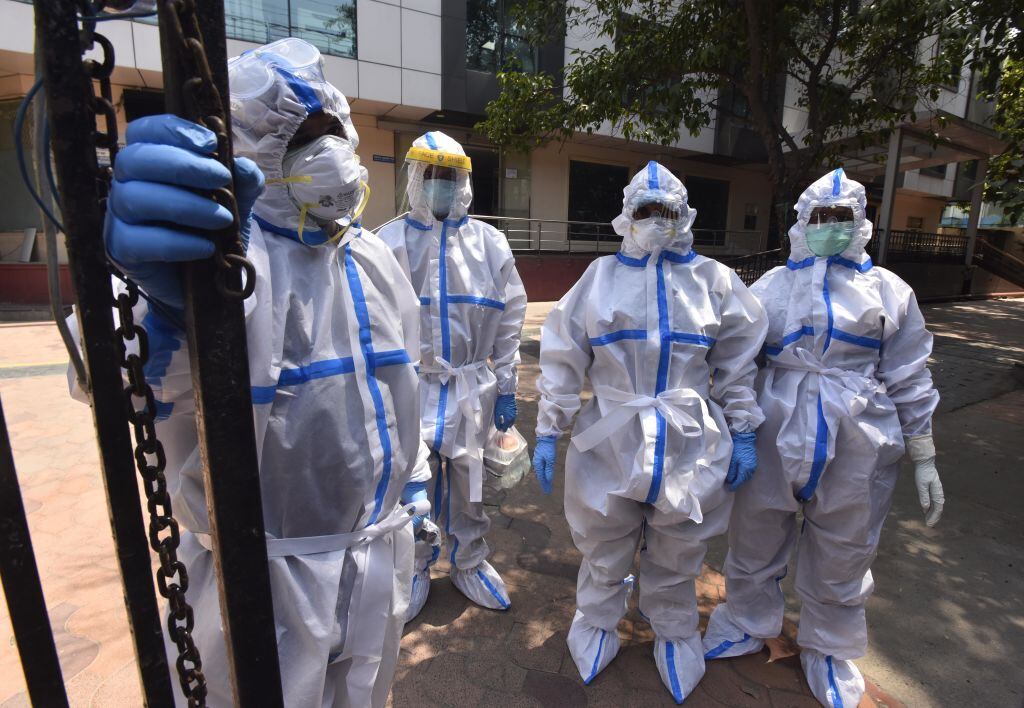 Trabajadores de un hospital de Nueva Delhi