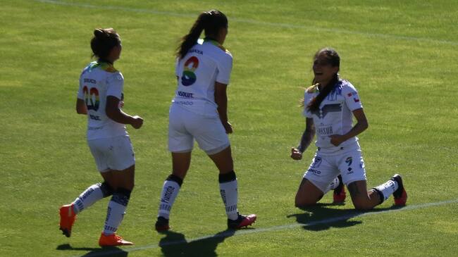 20 DE DICIEMBRE DE 2020/VIÑA DEL MARJugadoras de Santiago Morning en festejo de un gol y el 1-0, durante el partido valido por el Campeonato Femenino de Primera 2020, entre Santiago Morning y Universidad de Chile, disputado en el Estadio Sausalito.
FOTO: LEONARDO RUBILAR CHANDIA/AGENCIAUNO