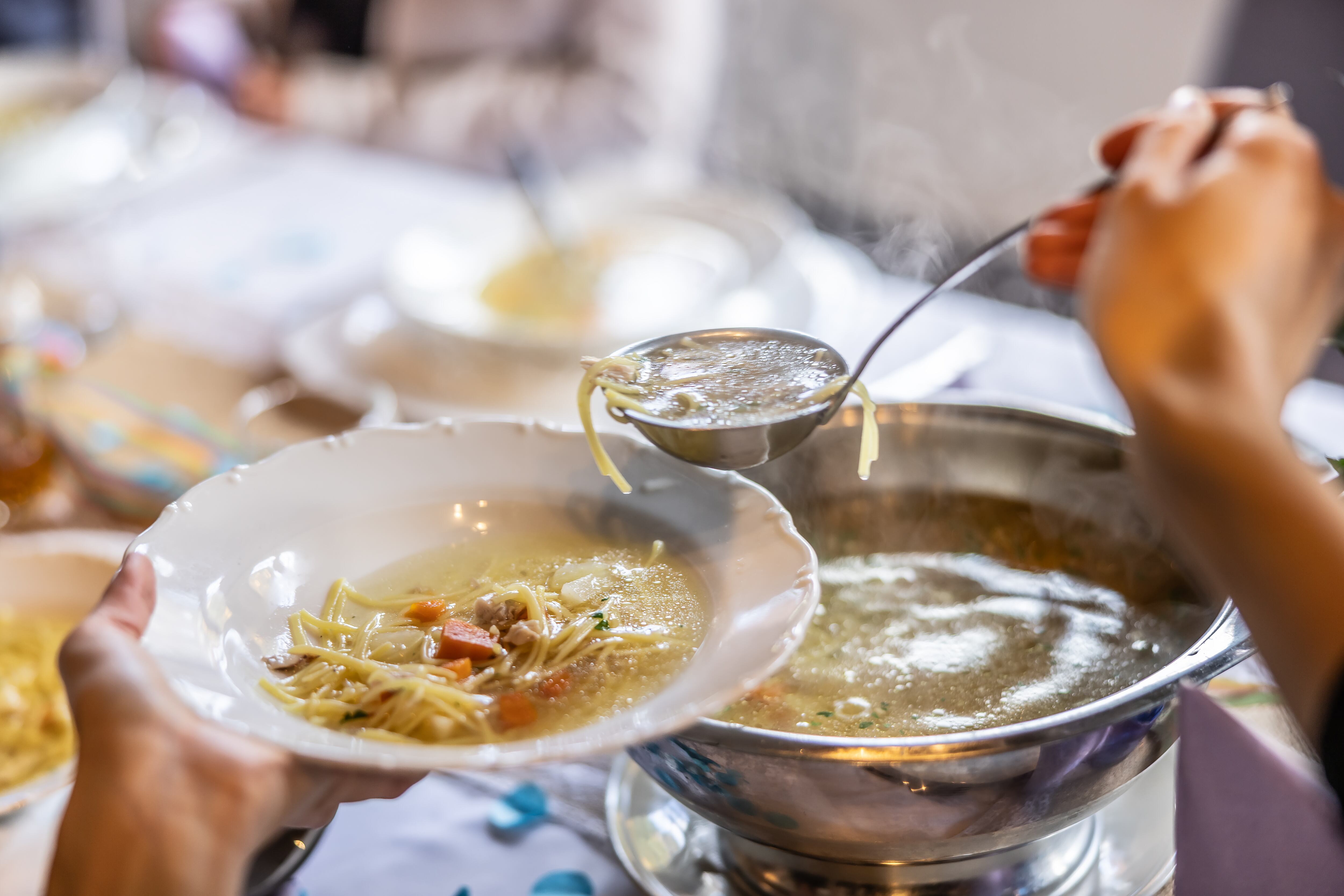 El caldo rico en colágeno y omega-3 que ayuda a reducir el riesgo de Alzheimer y proteger el corazón